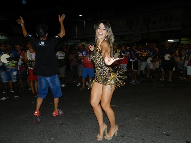 Tânia Oliveira em ensaio de rua da União da Ilha no Rio (Foto: Divulgação)