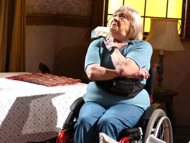 Ela chora ao receber a notícia (Foto: Malhação / TV Globo)