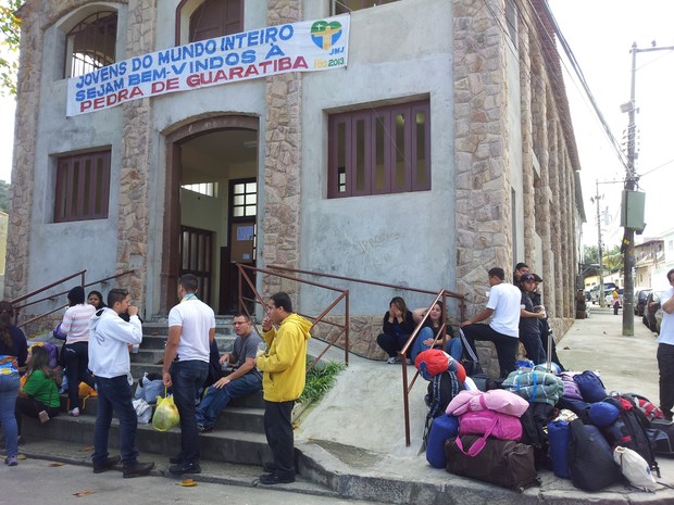 Peregrinos na igreja em Guaratiba (Foto: Alba Valéria Mendonça/G1)