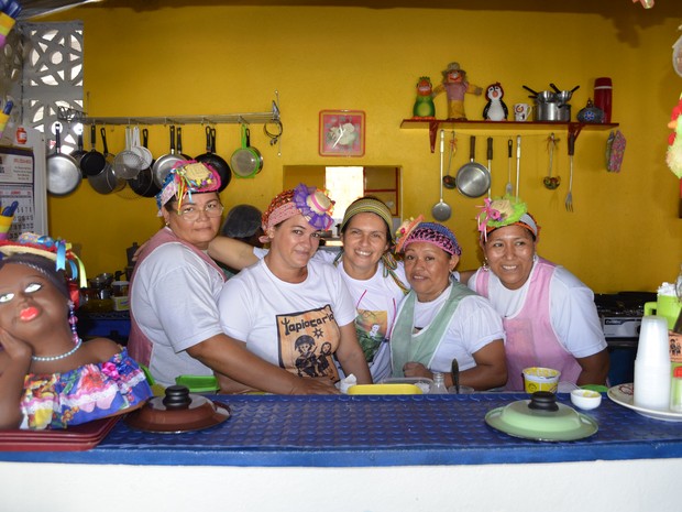 Rose Seabra (ao centro) e a equipe de cozinheiras  (Foto: Rodrigo Menaros / G1 RR)