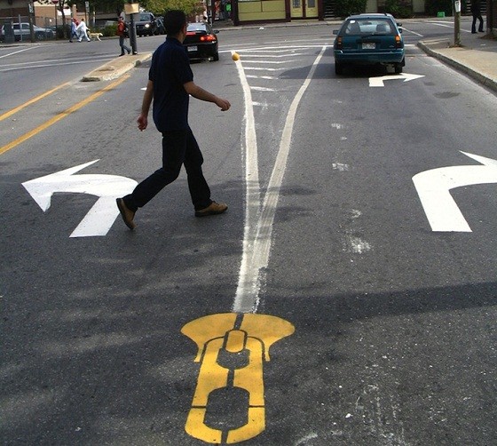 O artista urbano Peter Gibson usa o asfalto como plataforma para plasmar sua arte (Foto: Roadsworth)