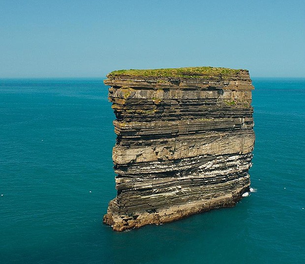 A rocha Dan Bristy tem 50 metros de altura e fica a 80 metros da praia, na costa da Irlanda (Foto: Divulgação)