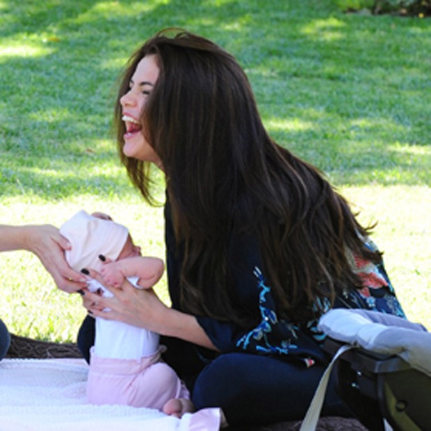Selena Gomez brinca com a irmãzinha (Foto: Grosby Group)