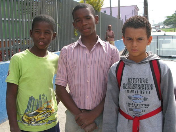 Lucas, Weverton e Caio acharam a criança abandonada (Foto: Christiano Ferreira/G1)