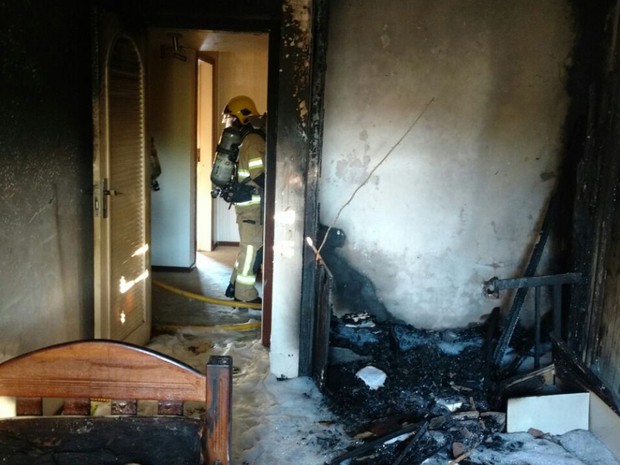 Quarto atingido por incêndio em sobrado na 703 Sul (Foto: Corpo de Bombeiros/Divulgação)