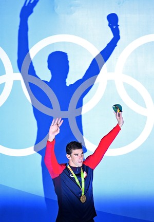 GALERIA - Ouro nos 200m borboleta, Michael Phelps se agigante na cerimônia de premiação (Foto: Richard Heathcote/Getty Images)