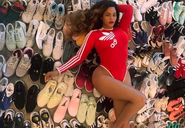 Depois do anúncio da parceria, Beyoncé publicou em sua conta no Instagram foto na qual posa com tênis da Adidas (Foto: Reprodução/Instagram)