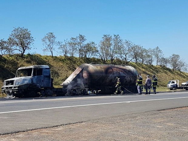 Caminhão pegou fogo após acidente na SP-308, em Elias Fausto (Foto: Tonny Machado / Raízes FM)