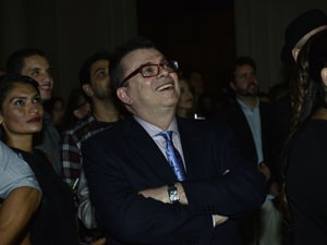 O autor de 'Amor à vida', Walcyr Carrasco, assiste ao clipe da novela na festa de lançamento (Foto: Rogério Lorenzoni/Globo)