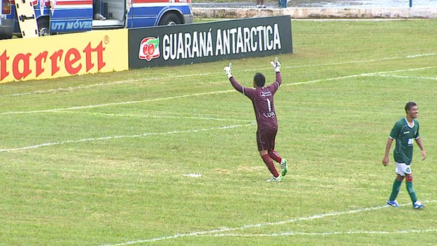 Goleiro do Guarani marca do campo de defesa e defende pênalti na Copinha (Foto: Reprodução EPTV)