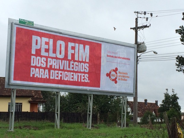 Outdoor está na Rua Santa Cecília, em Curitiba (Foto: Thais Kaniak / G1)