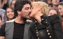 Xuxa beija o namorado Junno Andrade durante o Altas Horas (Foto: Globo/Zé Paulo Cardeal)