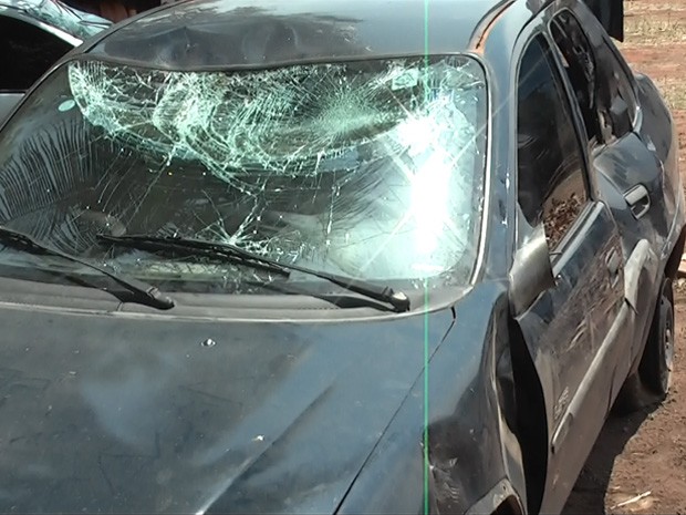 Veículo dirigido pelo cinegrafista ficou destruído após atropelamento (Foto: Thiago/Casulo Publicidades)
