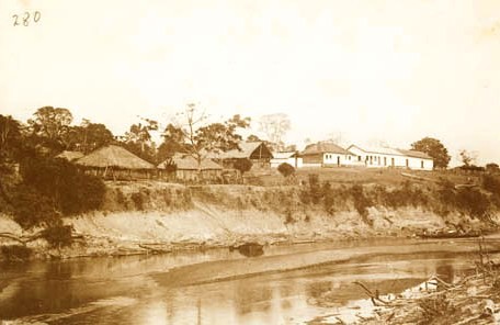 Vista do barracão Bom Futuro construido à margem do rio Jamari para o abastecimento dos seringueiros    (Foto: Reprodução/Álbum pessoal)