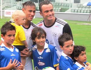 Neymar e Davi Lucca e Falcão, Jogo Beneficente na vila Belmiro (Foto: Marcelo Hazan / Globoesporte.com)