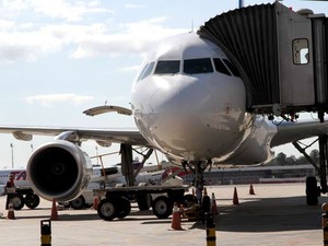 Avião  posicionado para receber passageiros no Aeroporto JK, em Brasília (Foto: Vianey Bentes/TV Globo)
