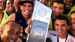 Cuiabá comemora título de campeão estadual 2014 (Foto: Robson Boamorte)