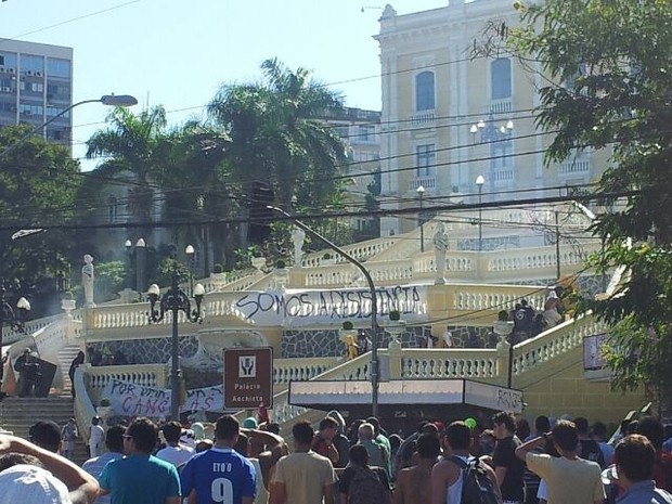 Manifestação em frente à sede do governo do Espírito Santo (Foto: Mariana Perim/ G1 ES)