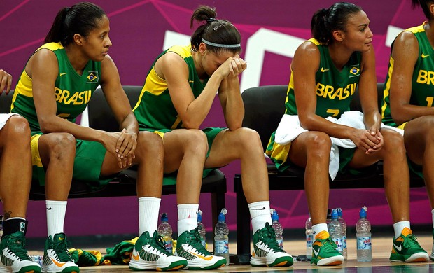 basquete brasil choro derrota austrália Londres 2012 (Foto: Agência Reuters)