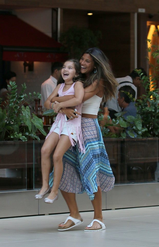 Flávia Alessandra com as filhas, Giulia Costa e Olívia, em shopping no Rio (Foto: AgNews)
