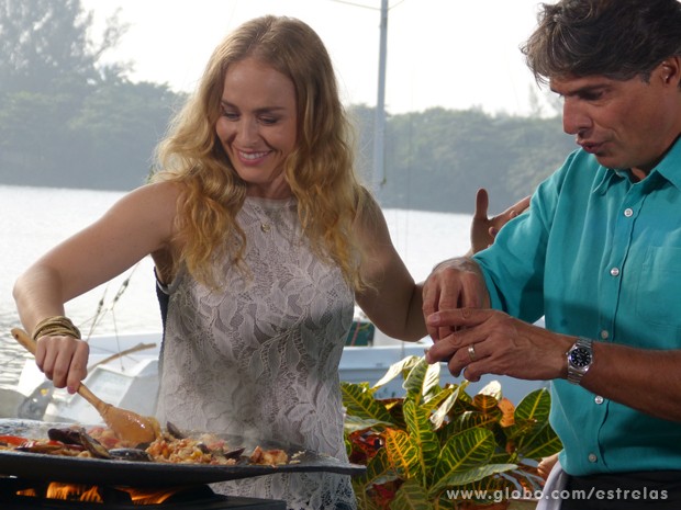 Angélica se diverte ao ajudar a preparar o prato (Foto: TV Globo/ Estrelas)
