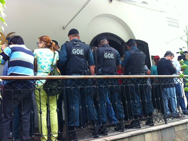 Policiais e imprensa aguardam início de fiscalização em boate de hotel na Zona Oeste de Manaus (Foto: Patrick Mota/Rádio Amazonas FM)