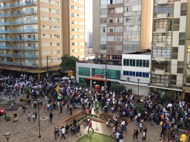 Manifestação saiu do Calçadão, no Centro, e percorreu várias ruas e avenidas de Londrina (Foto: Lamartine Cortes/RPCTV Londrina)