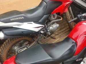 Motos estavam em um matagal na zona rural da cidade (Foto: Polícia Militar/Divulgação)