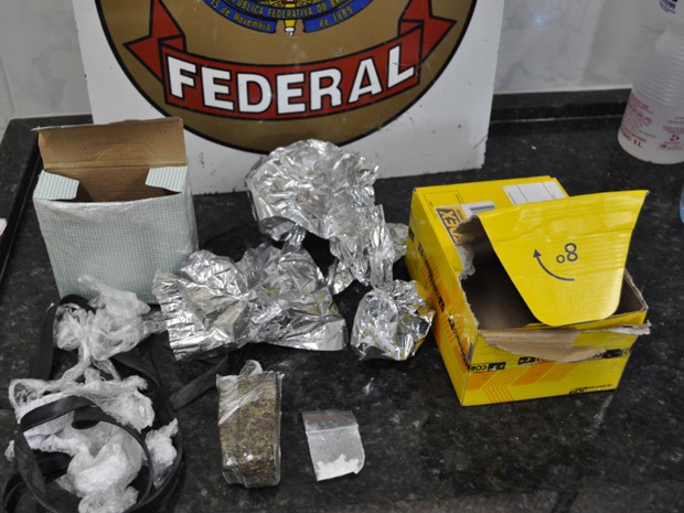 Encomenda vinda de Curitiba continha maconha e cocaína (Foto: Divulgação/ Polícia Federal)