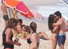 Ação! Atores contracenam em praia reatrô (Foto: Raphael Dias/TV Globo)