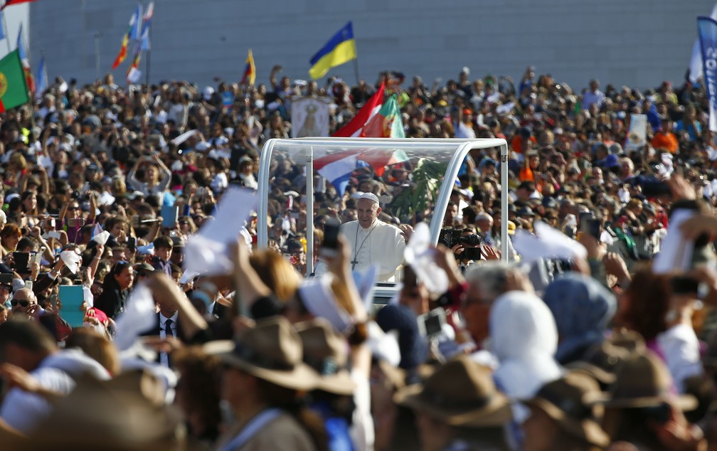 Papa chega ao santuário de Fátima (Foto: Tony Gentile/Reuters)