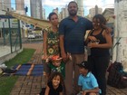 Pai 'acampa' com mulher e 4 filhos em semáforo em busca de doações