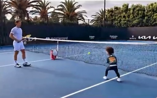 Tenista Serena Williams compartilha vídeo de técnico treinando sua