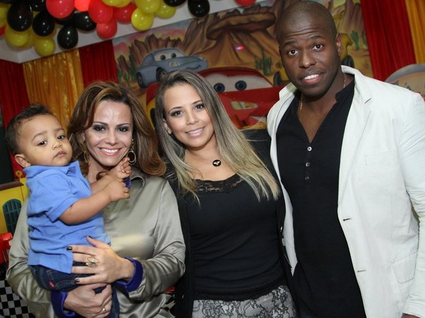 Viviane Araújo com o sobrinho Victor e com os pais dele, Daniele e Diego (Foto: Anderson Borde/ Ag. News)