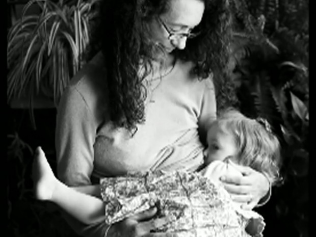 Rebecca Pine retirou um seio por causa de um câncer de mama (Foto: BBC Brasil) Rebecca Pine retirou um seio por causa de um câncer de mama (Foto: BBC Brasil)