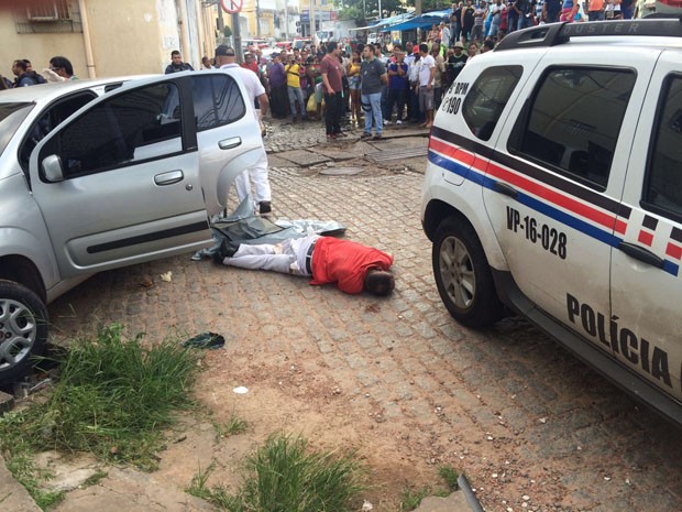 Área foi interditada pela Polícia Civil e por uma equipe da perícia técnica do IML (Foto: Marcial Lima)