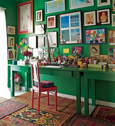 O escritório do diretor de arte e de cinema Thiago Bastos tem paredes verde-esmeralda com muitos quadros. No chão, uma composição de tapetes pequenos aquece o ambiente (Foto: Victor Affaro/Casa e Jardim)