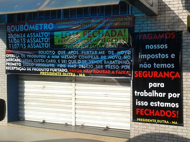 Após assaltos, empresário mandou fazer cartazes com 'roubômetro' (Foto: Eliziane Guedes dos Santos)
