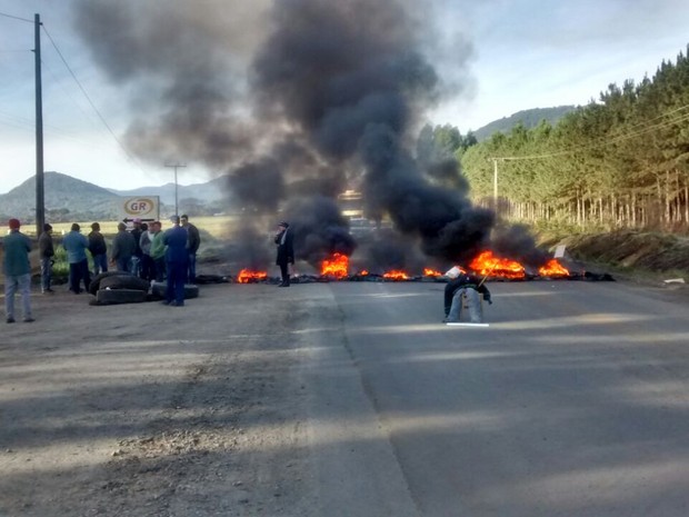 Pneus foram incinerados para fechar rodovia SC-135 em Porto União  (Foto: Sérgio Konkel/Divulgação)