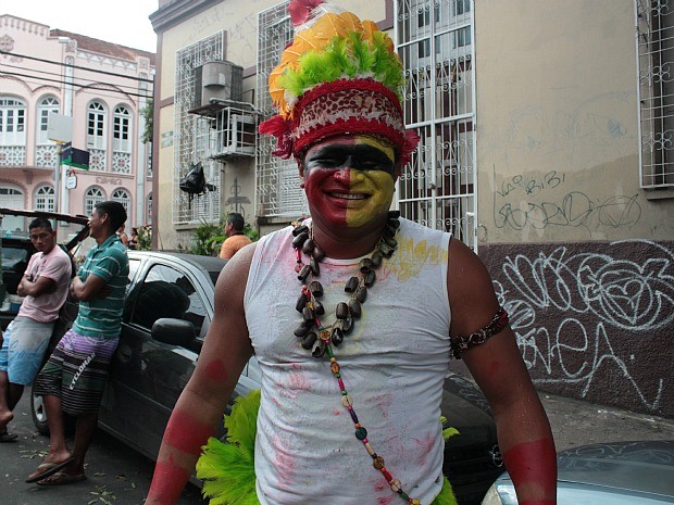 Paulo Moisés foi vestido de índio para a Banda da Bica (Foto: Camila Henriques/G1 AM)