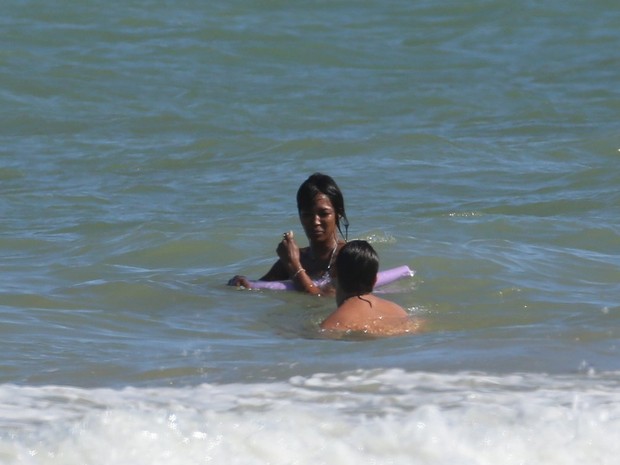 Naomi Campbell em praia em Trancoso na Bahia (Foto: Delson Silva/ Ag. News)