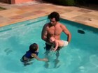 Juliano Cazarré curte dia de piscina com os filhos