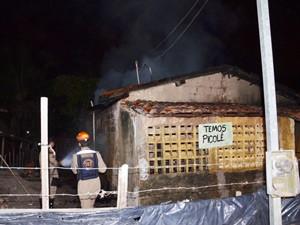 Homens incendiaram residência após anunciarem assalto (Foto: Walter Paparazzo/G1)