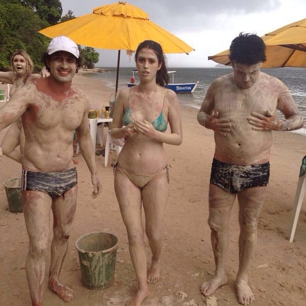 Sérgio Mallandro posa com a família, coberto de lama em praia de Recife (Foto: Instagram)