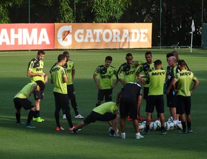 Jogadores do Atlético-MG reunidos no campo (Foto: Maurício Paulucci)