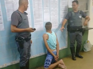 Jovem foi detido após invadir escola usada como base da PM em Guarujá, SP (Foto: G1)
