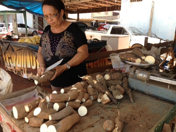 Macaxeira está na lista dos produtos que mais sofreram aumento. Comerciante diz que subiu o preço e caiu a qualidade. (Foto: Suzi Rocha/G1)