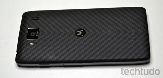 Traseira do Motorola Razr HD é revestida de fibra Kevlar (Foto: Stella Dauer/TechTudo) Traseira do Motorola Razr HD é revestida de fibra Kevlar (Foto: Stella Dauer/TechTudo)