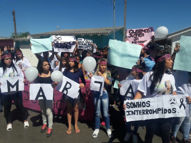 G1 Grupo faz protesto em frente à escola onde aluna morreu em