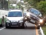 Carro força ultrapassagem e deixa outro inclinado (Marcele Cristina Cordova/Divulgação)